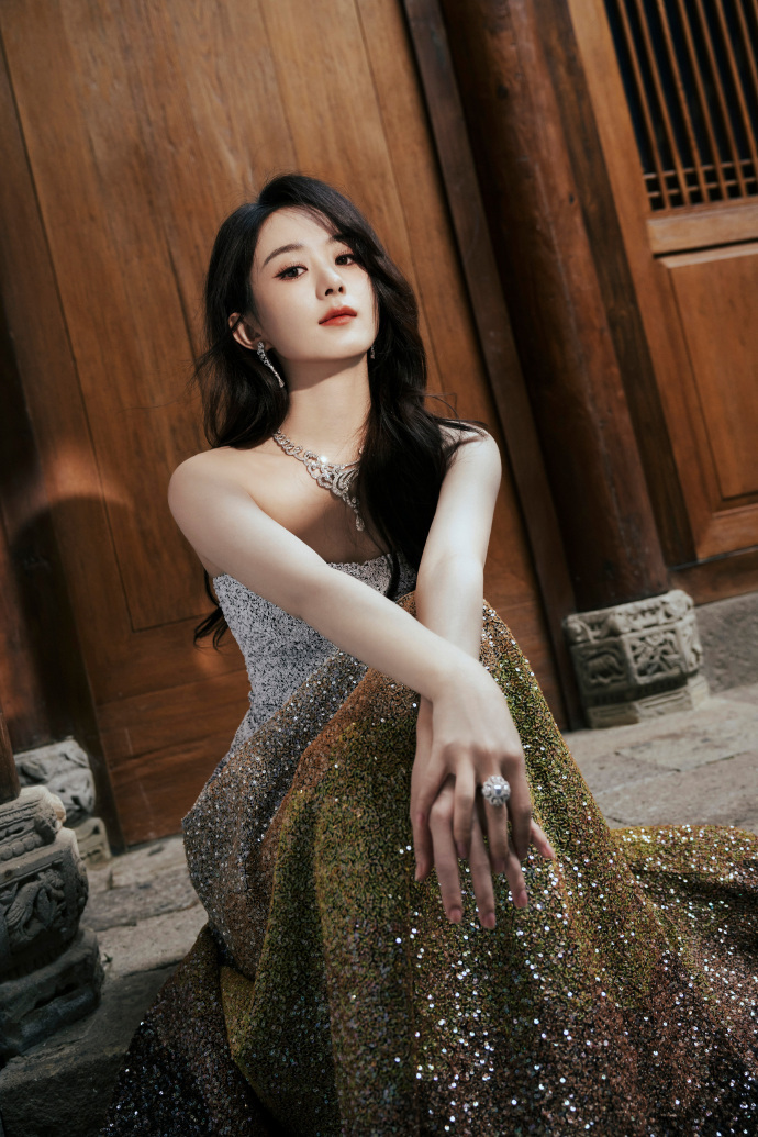 赵丽颖镂空长裙秀曼妙身姿,渐变礼服宛似公主,肤白貌美惹人爱_腾讯