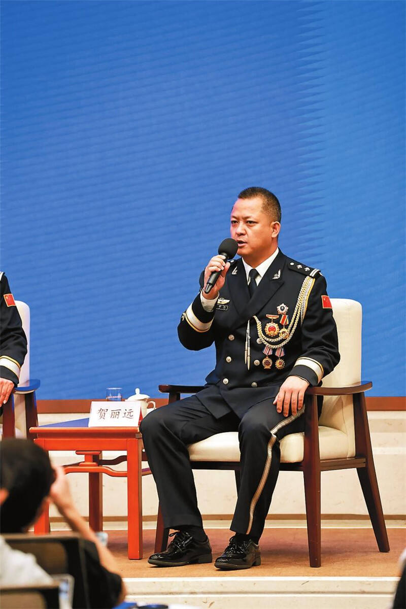 面对中外记者,贺丽远深情回顾:从警25年来,自己一直