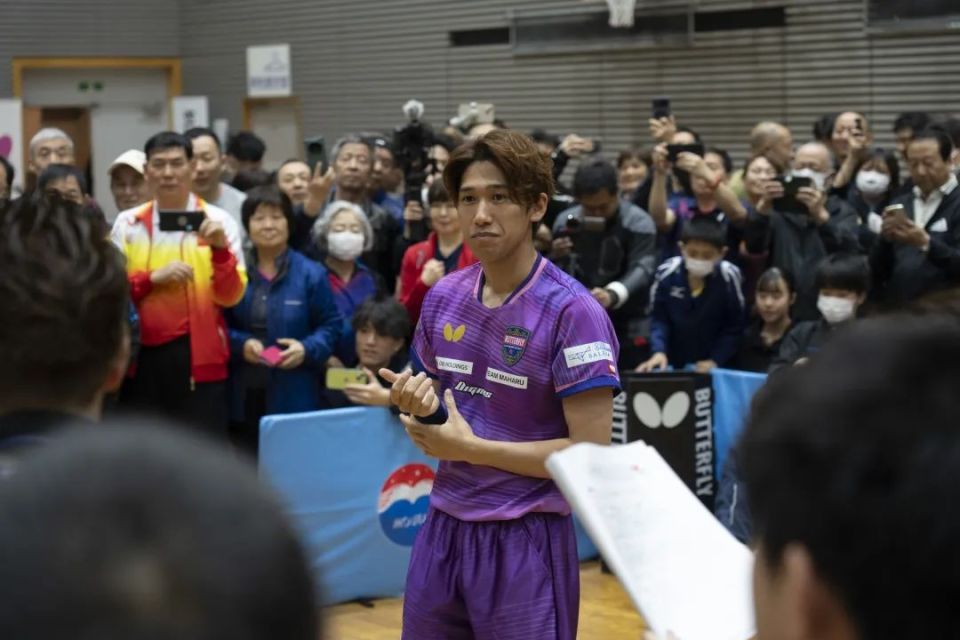 这是一场充满悬念的精彩比赛:现场,吉村真晴在开局以8-3的压倒性优势