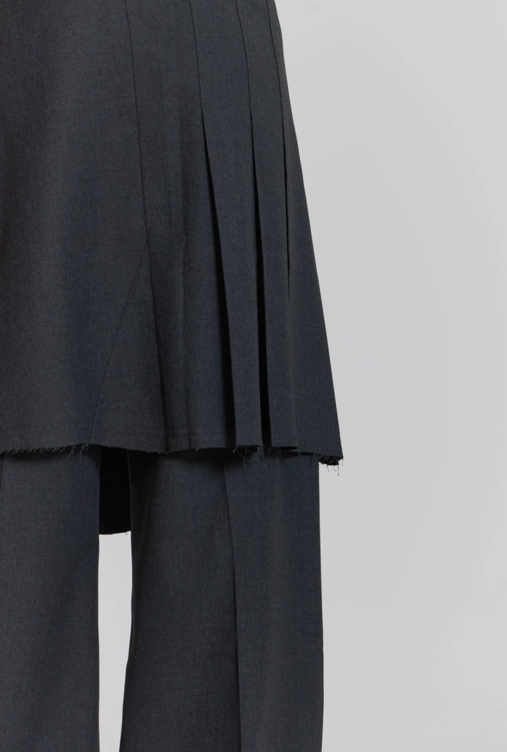 而这条百搭的灰色打褶裙片,整体风格相对简约,无论是搭配日系一点的