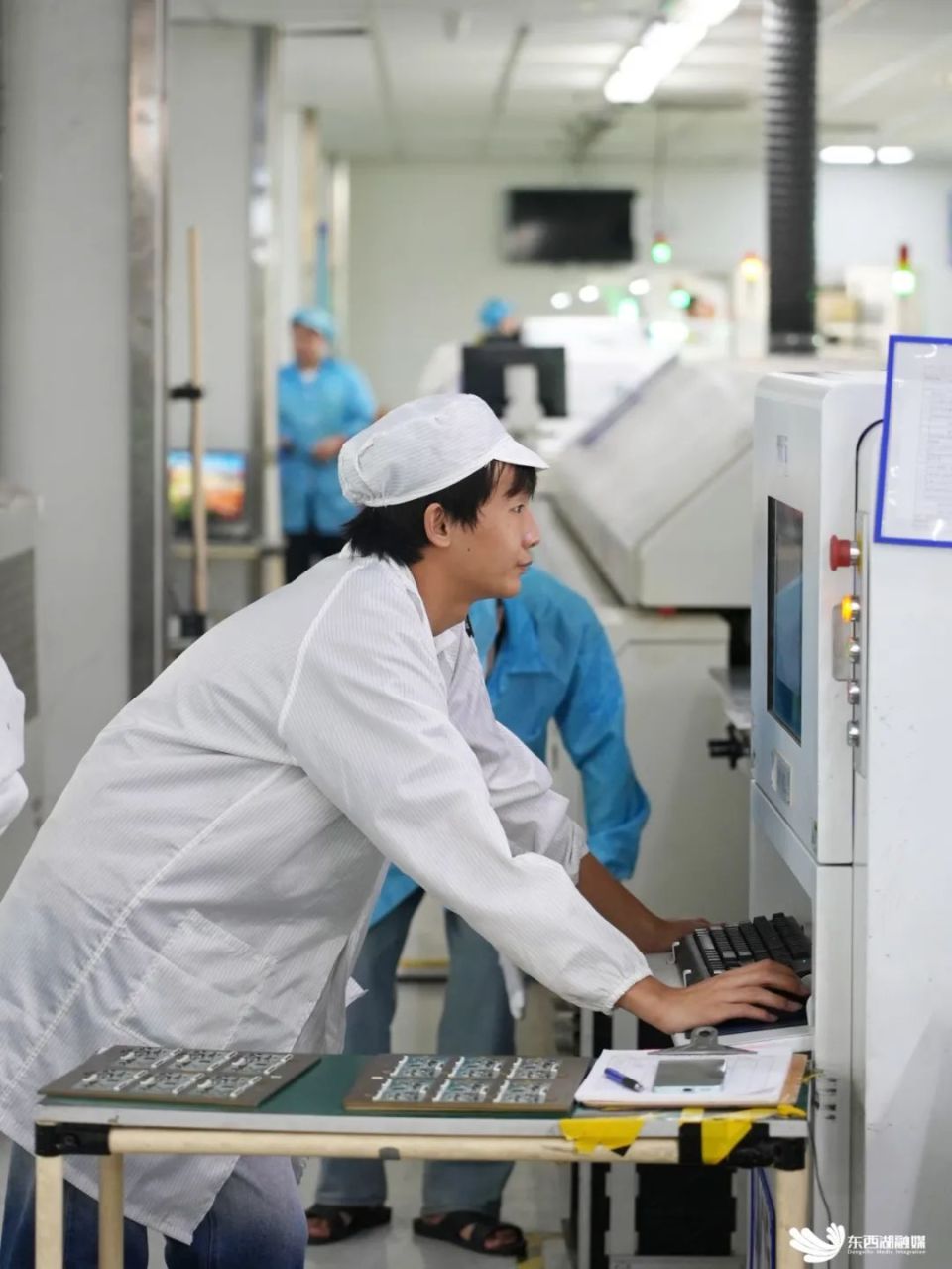 走进smt车间,产线旁的显示屏上实时更新生产进度,物料信息和异常信息