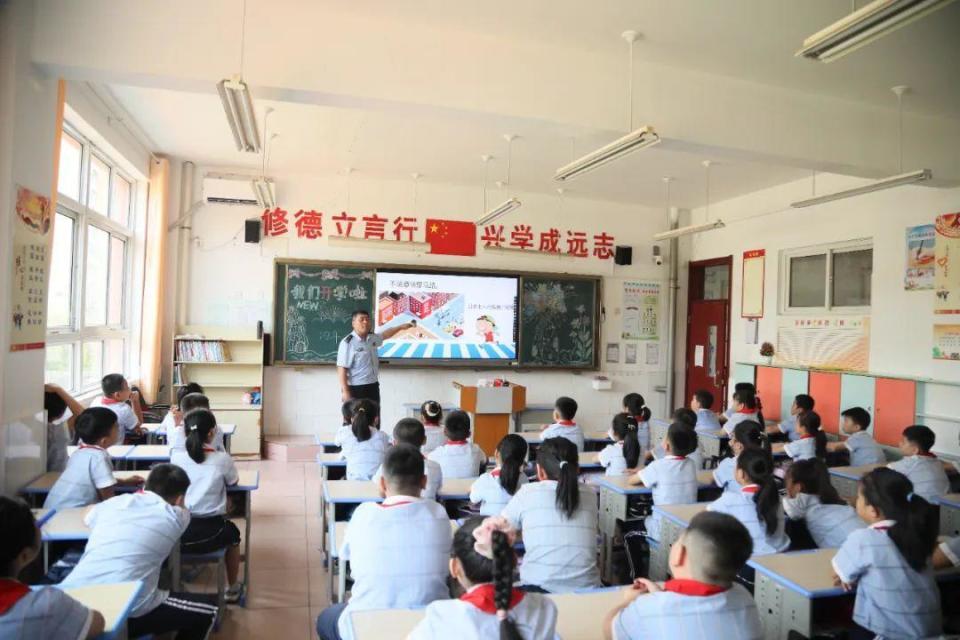 日照港航公安局交警大队组织人员,到辖区凤凰小学,金海岸中学,日照港