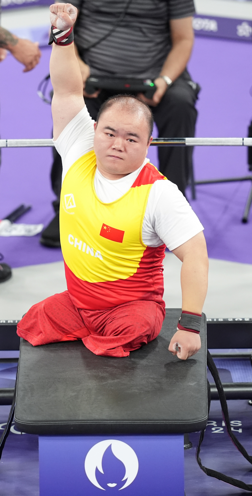 举重——男子65公斤级:中国选手邹益夺金