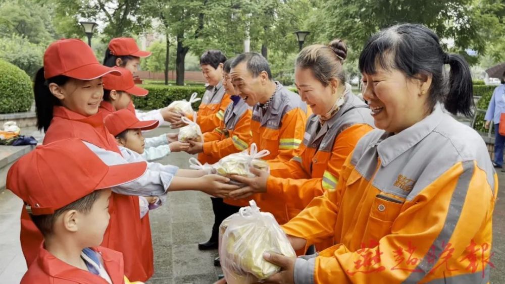 城市文明大行动｜圆梦 小小志愿者为环卫工人献爱心