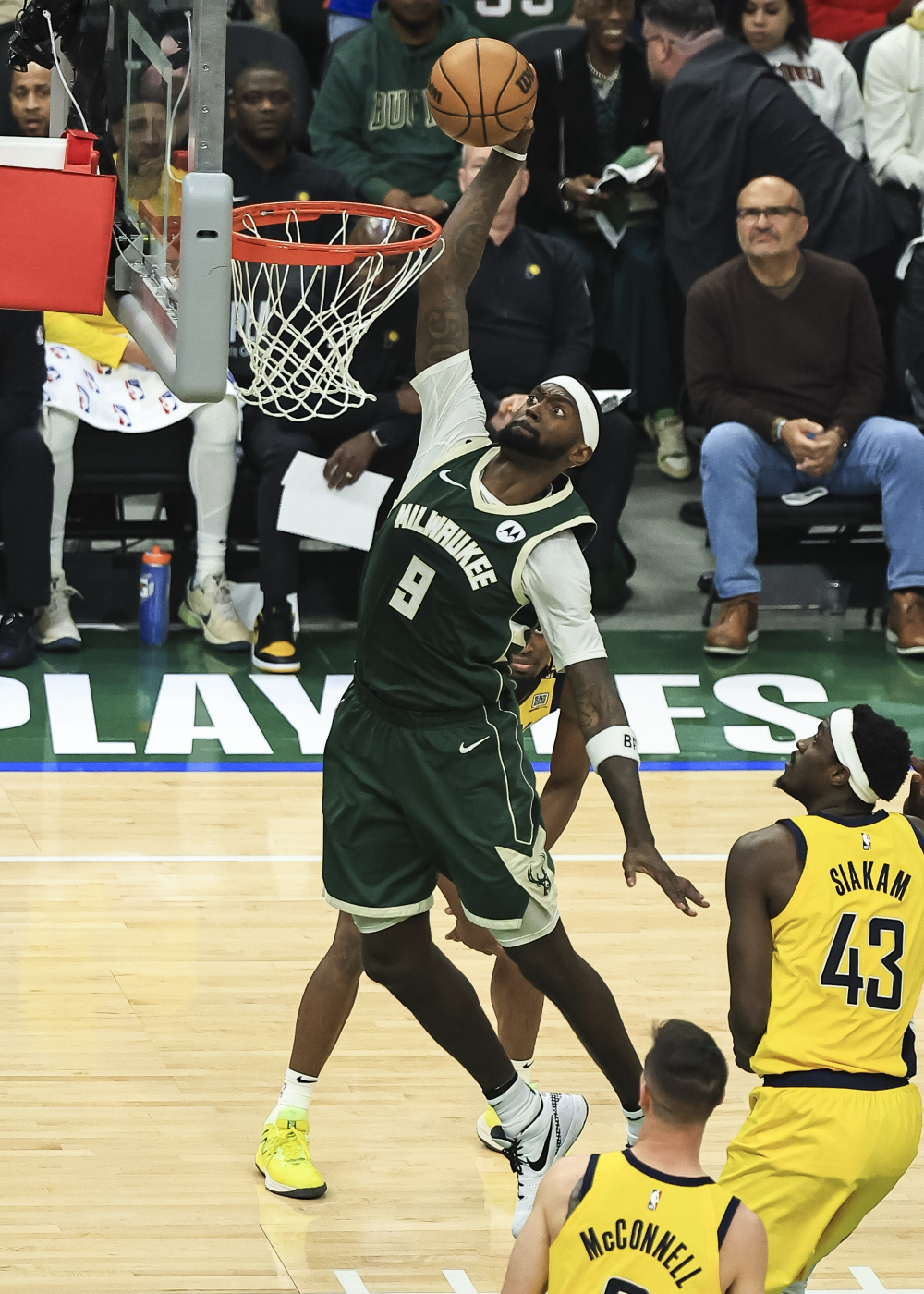 篮球——nba季后赛:雄鹿胜步行者