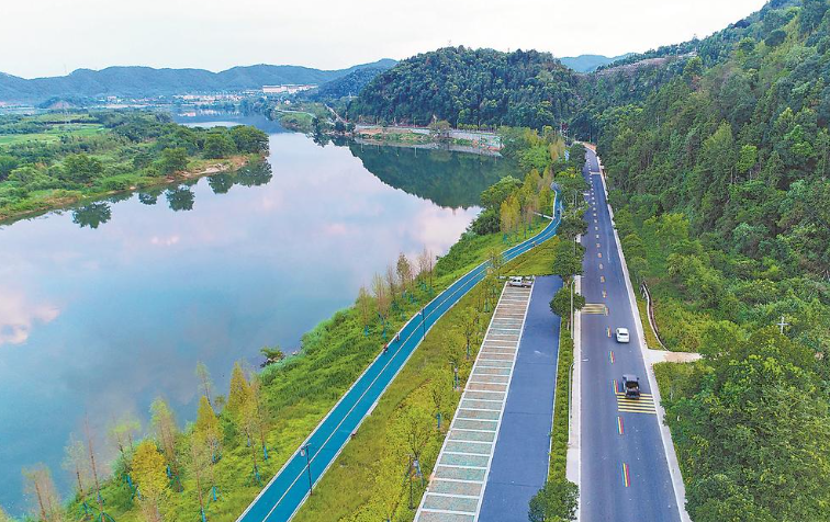 南平市建阳区:市民在崇阳溪漫游道漫步骑行