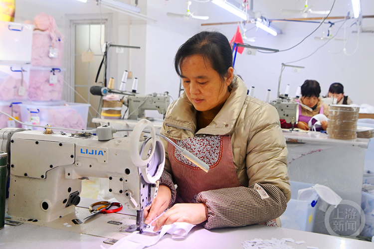 "家门口"办起服装厂 群众就业有保障
