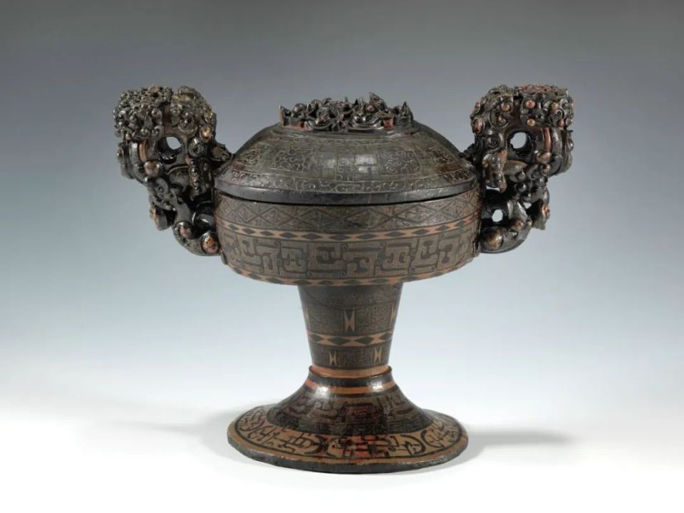 展出来自中国湖北地区五家重点博物馆的150余件珍贵文物,包括青铜重器