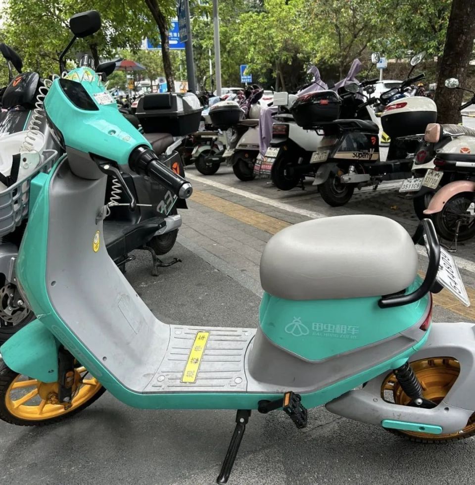 由于离家不算远,赖女士便抱着试一试的心态骑上这台共享电动车.