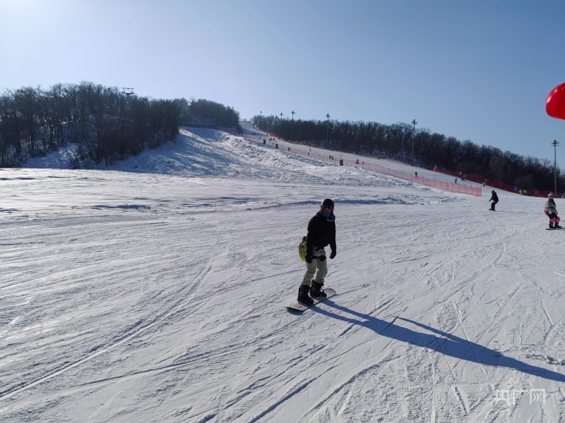 雪花舞动心飞扬长春莲花山滑雪场开板啦