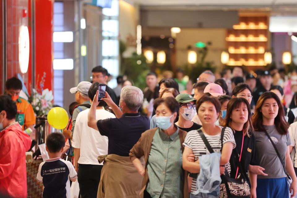 双节假期首日 北京60个重点商圈客流量达688万人次 消费市场繁荣活跃