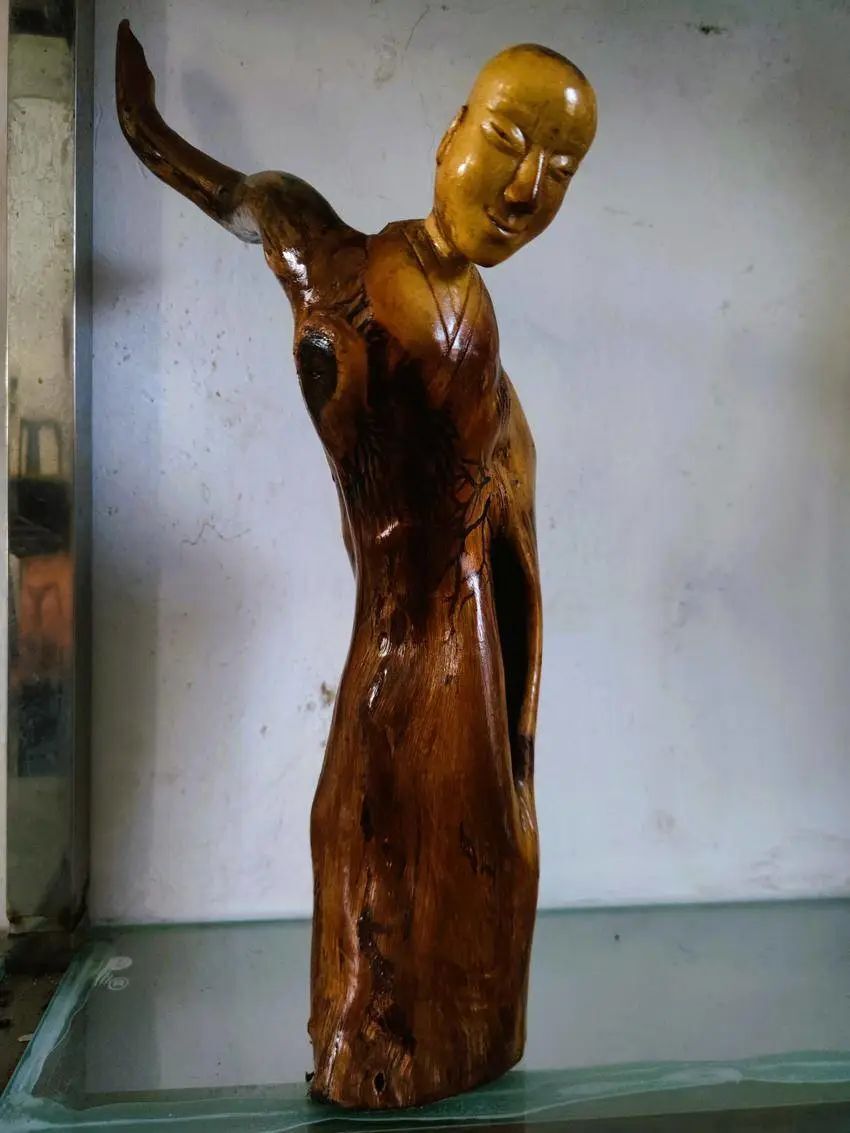 76岁农民醉心根雕艺术雕琢快乐生活