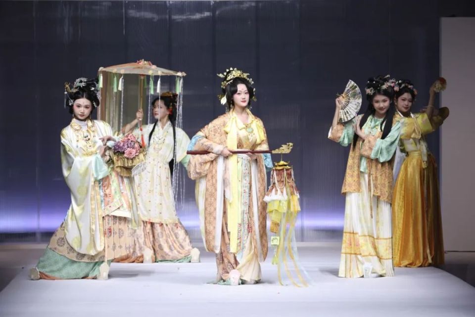 一起来看河南这所高校的服装盛宴_腾讯新闻