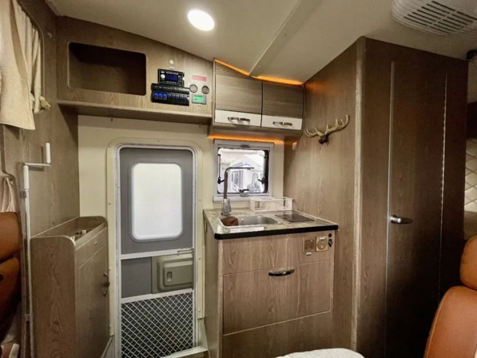 【二手房车】19年6月卫航大通v80c型房车