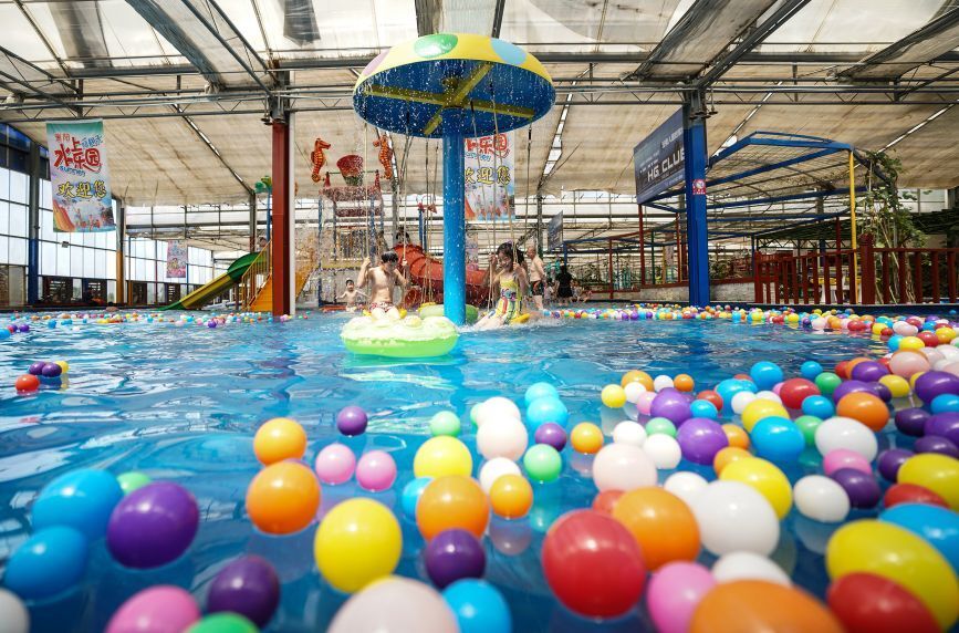 河北迁安:废弃矿山变身"水上乐园 "