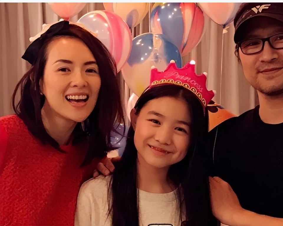 汪峰女儿小苹果17岁近照曝光,处境比李嫣更微妙甚至略带尴尬