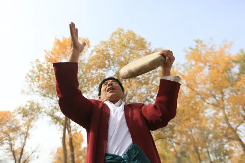 麦盖提县央塔克乡的刀郎乡里景区里,响起了阵阵热闹的鼓声,演员们跳起