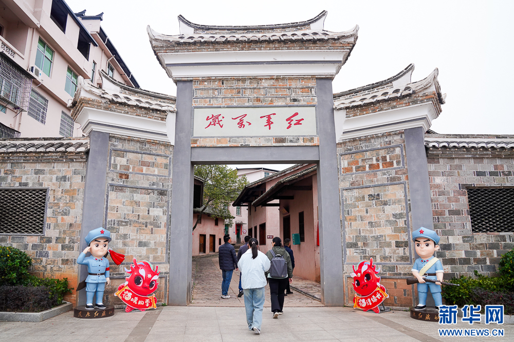 修葺一新的凤凰山村红军街门楼.