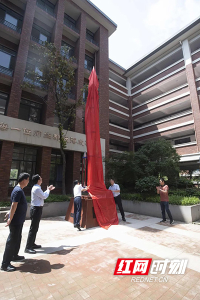 株洲市南方中学2024届高三学子向母校赠礼"飞天"火箭模型