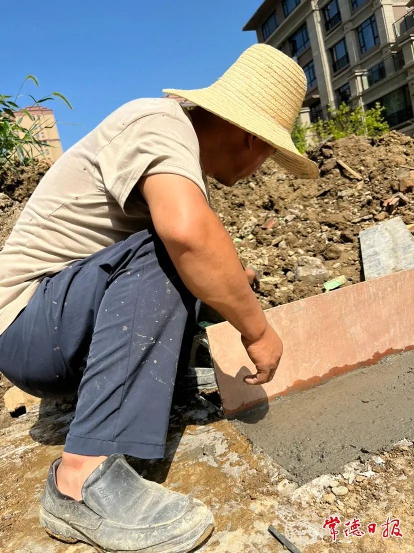 【高温下的劳动者】烈日下，他们为城市建设挥汗如雨 腾讯新闻