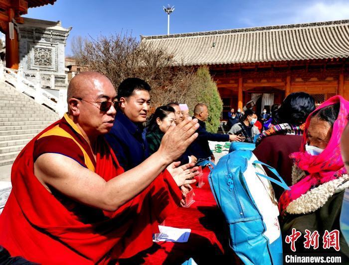 各民族手拉手播撒慈善种子青海藏传佛教活佛更登桑布慈善见闻