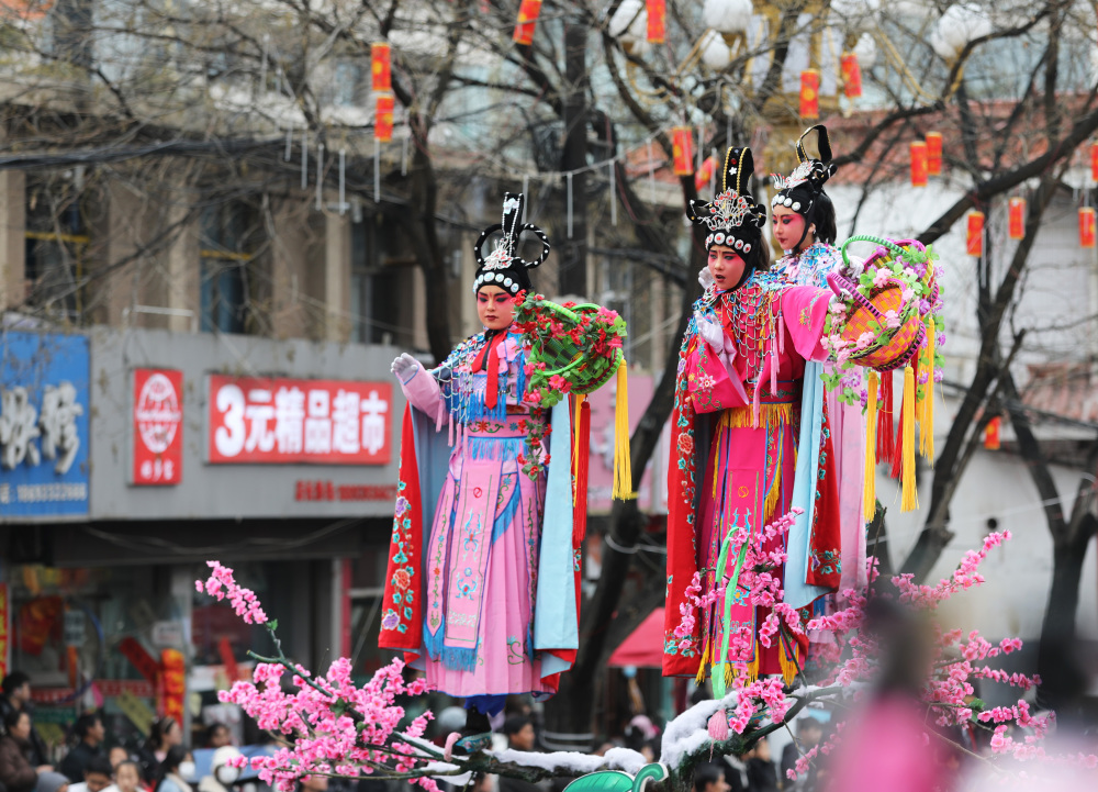 甘肃庄浪：高抬社火巡街过大年_腾讯新闻