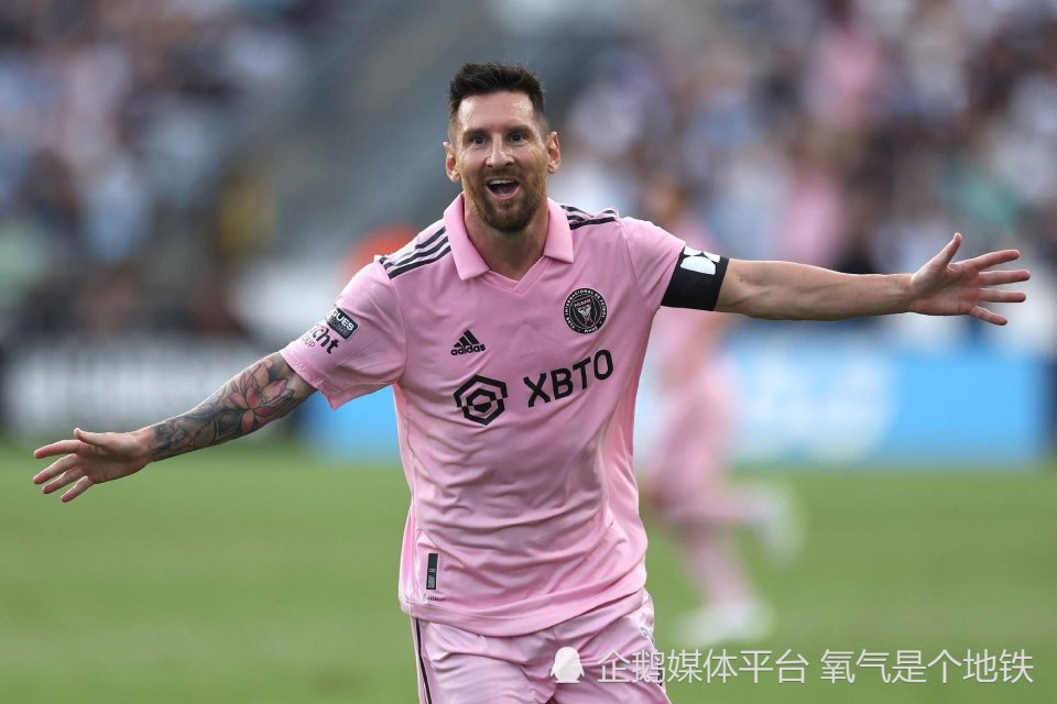 偶遇还是蹲点,反正就是遇到梅西,而且车上还备有一件梅西的阿根廷球衣