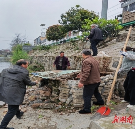 城步西岩镇开展清理河道垃圾活动以实际行动推行河长制