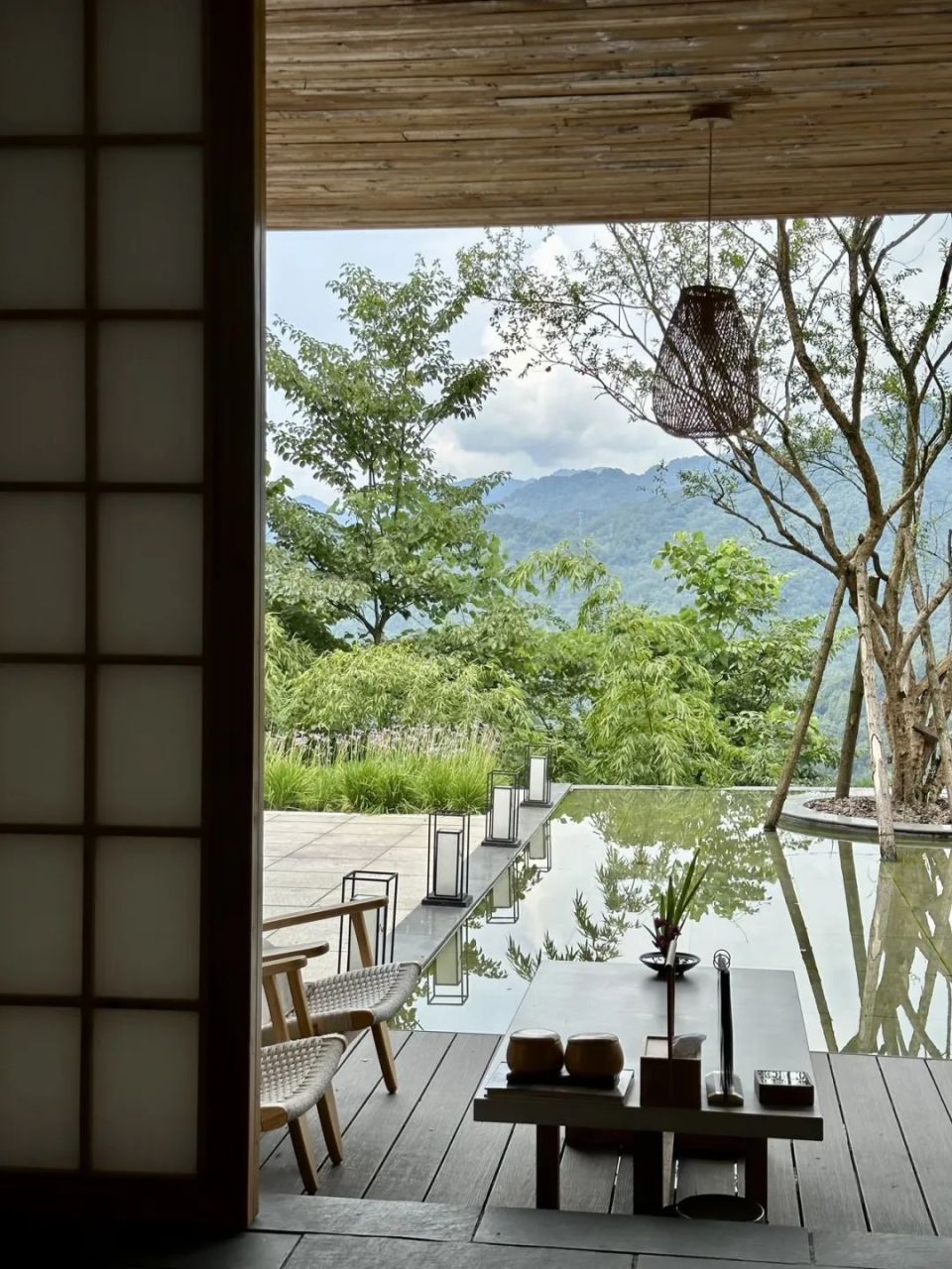 步入民宿才发现,眼前的建筑原是遵循依山傍水,顺势而为,和谐共生的