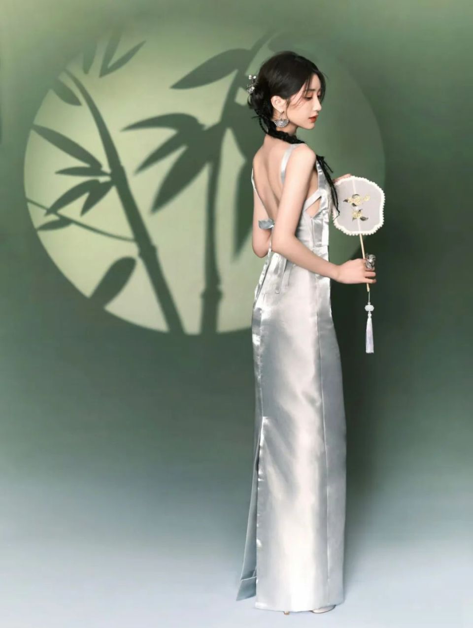 在2023冬和2024春系列中,以"古色之美"为灵感,山为黛,水为碧,春兰若芽