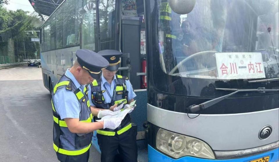 重庆高速迎返程高峰 交通执法部门这些举措护航出行