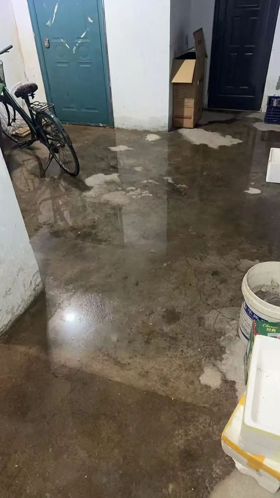 锦州一小区地下室漏水