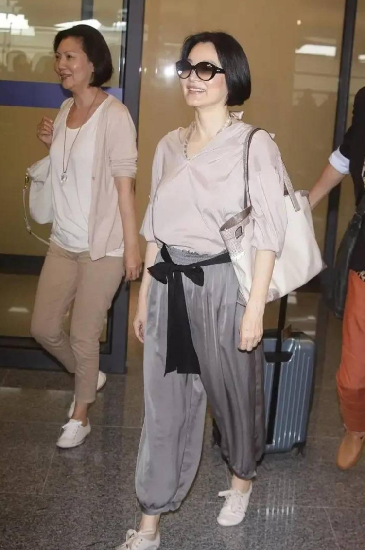 69岁自然老去的林青霞,穿着端庄得体又显贵,到老都没有大妈感