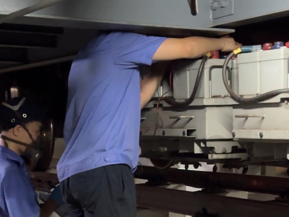 图/九派新闻记者 余兆晨"列车的维修质量和效率,直接影响着乘客出行的