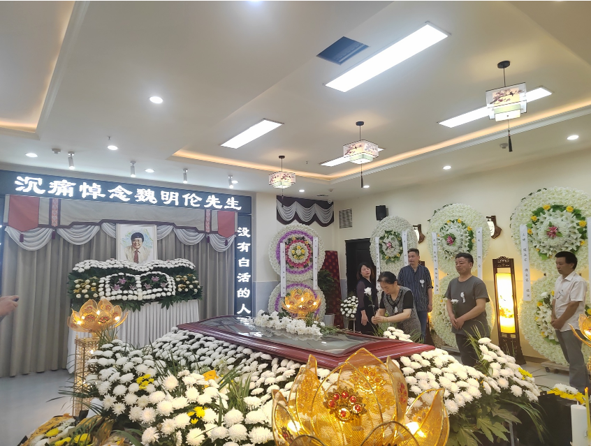 5月31日上午,成都市东郊殡仪馆悼念大厅内,庄严肃穆,一面花墙簇拥着剧