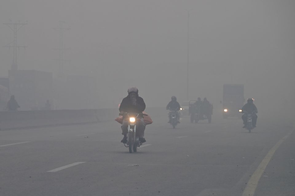 巴基斯坦拉合尔雾霾中出行