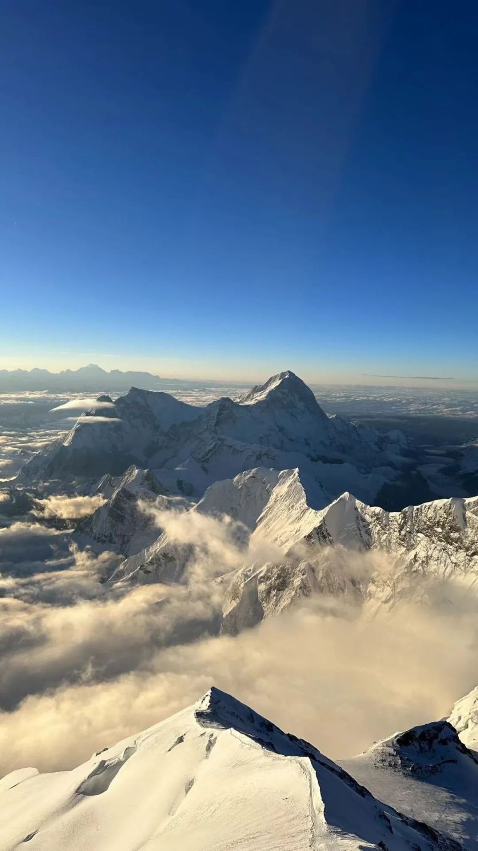 他登上珠穆朗玛峰!