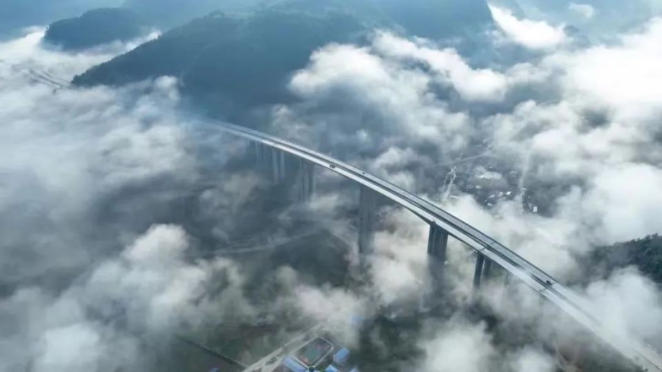 "重庆游客罗秋宇在游玩了双河洞,红果树等景区后高兴地说道.