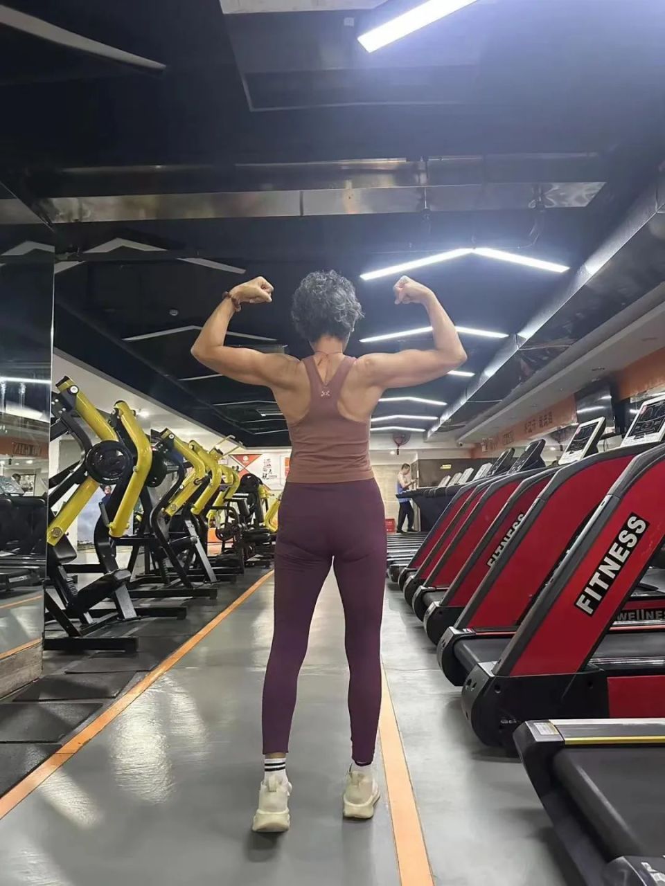 马甲线!安徽70岁硬核奶奶制霸健身房!