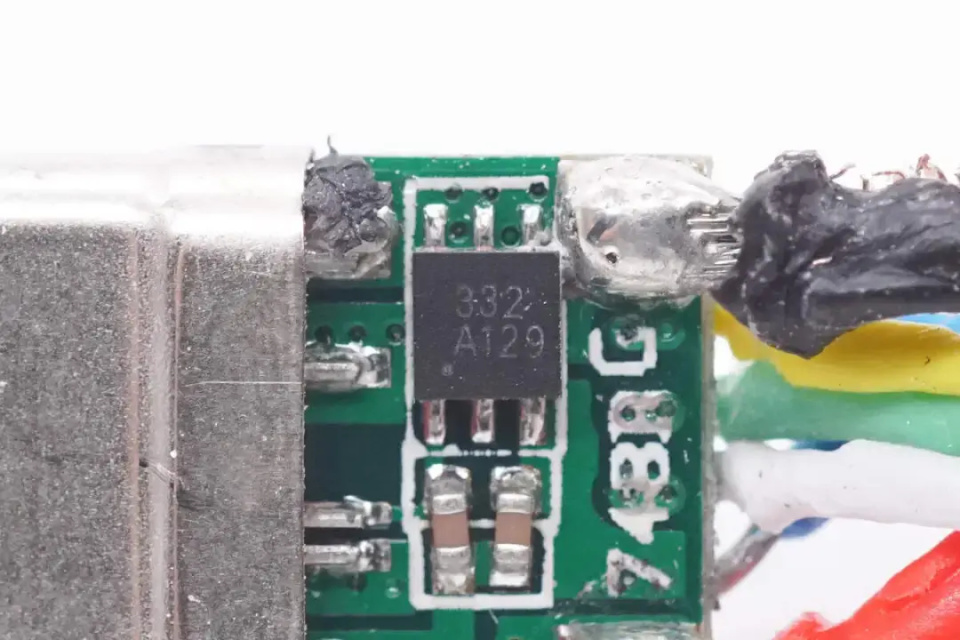 拆解发现均内置e-marker芯片