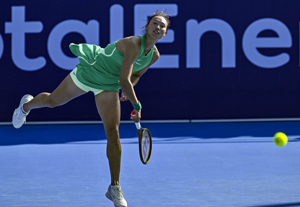 网球——wta多哈站:郑钦文晋级16强