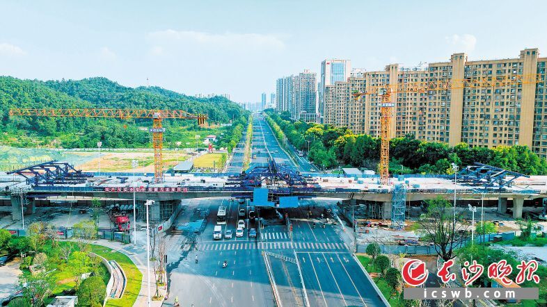 兴联路大通道湘江两岸引桥全部贯通_腾讯新闻