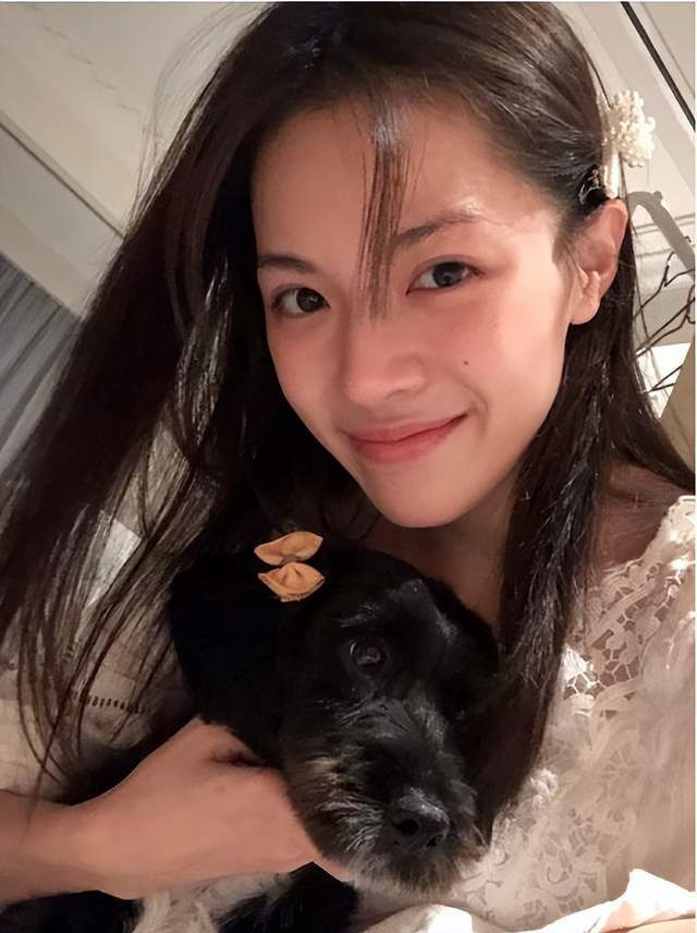 钟楚曦在酒店素颜出镜化妆,身后团队的行为却被粉丝骂惨了_腾讯新闻