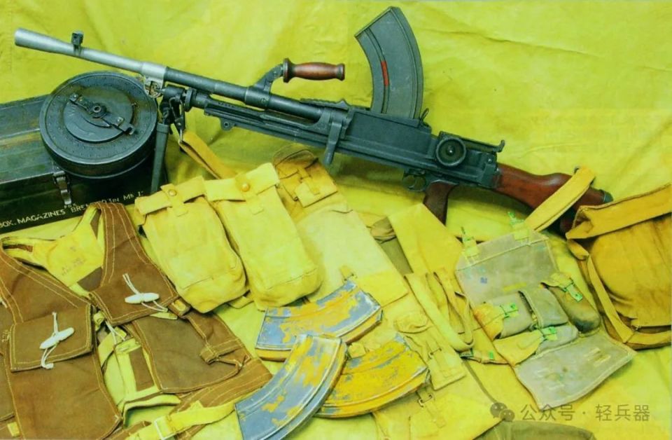 布伦轻机枪在二战中享誉盛名,随身附件有哪些?弹匣如何携带?