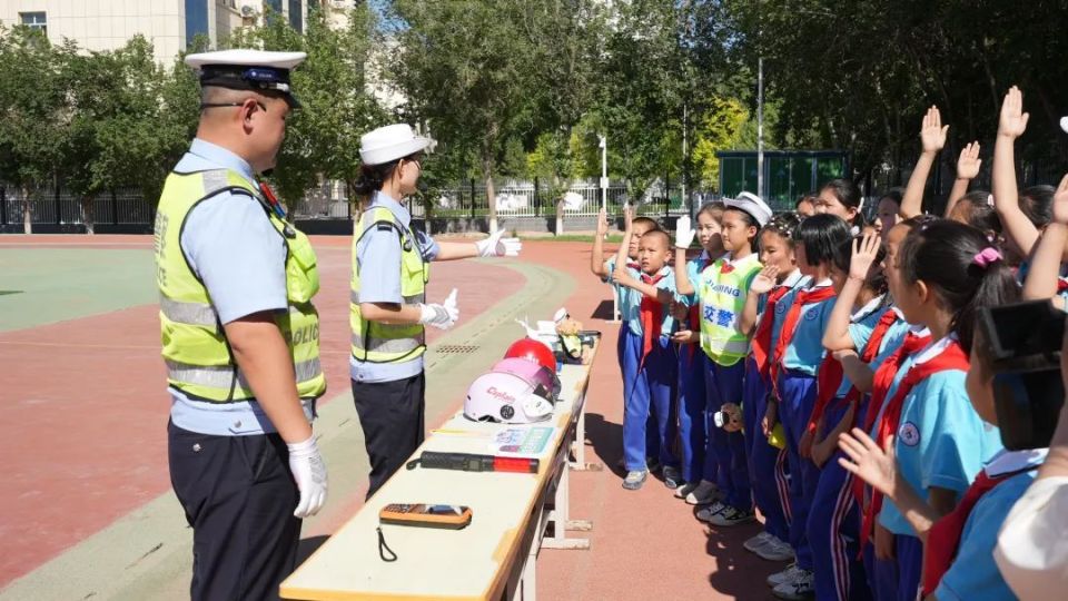 新疆交警发出儿童节交通安全"大礼包"