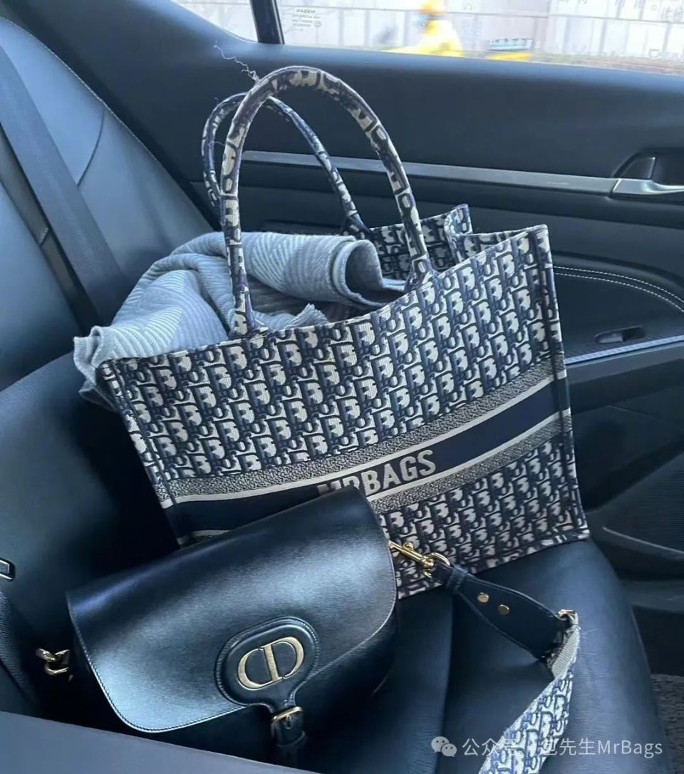 尤其是出差,旅行,不是longchamp大饺子包,就是它~我虽然有好多大包,但