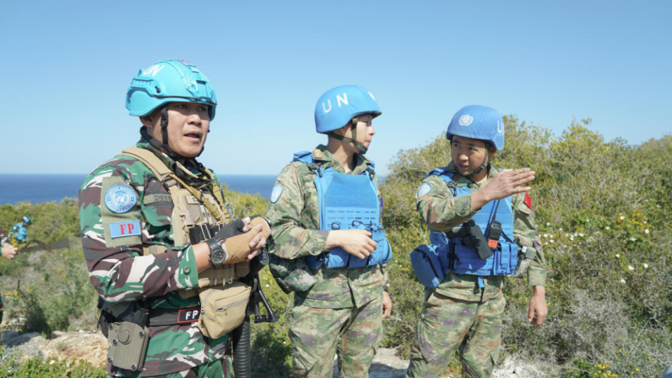 中国蓝盔协助印尼维和官兵完成巡逻道路未爆物探测任务_腾讯新闻