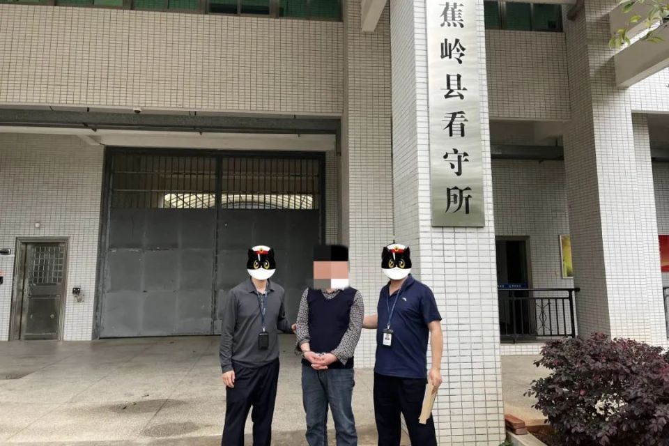 目前,犯罪嫌疑人丘某已被蕉岭县人民检察院依法批准逮捕,犯罪嫌疑人廖