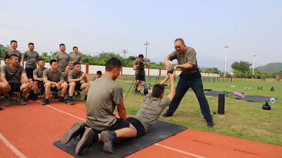 新兵训练场,"八一"队教练来了!