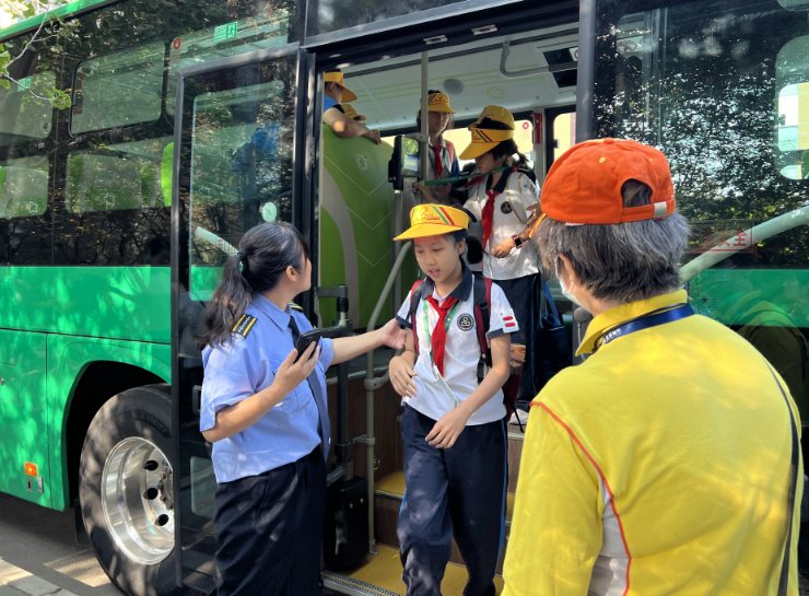 北京新建中小学普遍设置家长等候区，设座椅和遮雨棚_腾讯新闻